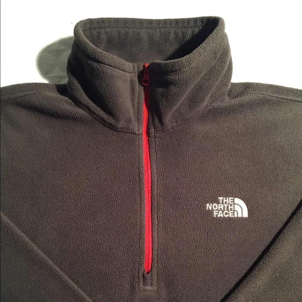 NORTH FACE QUARTER ZIP. GREAT PRICE.